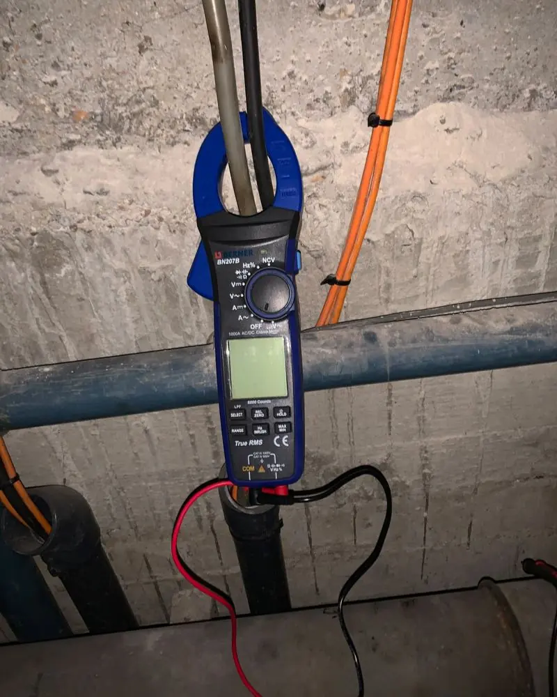 Contrôle électrique de l’alimentation d’une pompe